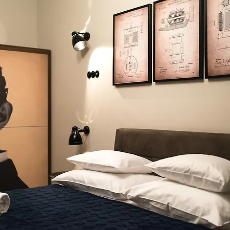 Nikola Tesla By Mythings ורשה